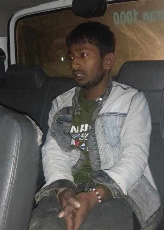 दुकान का ताला तोड़ते रंगे हाथों पकड़ा गया चोर